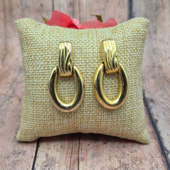 Classic Gold Tone Door Knocker Hoop Earrings Pierced 1.5" Dangle Drop - Picture 2 of 6